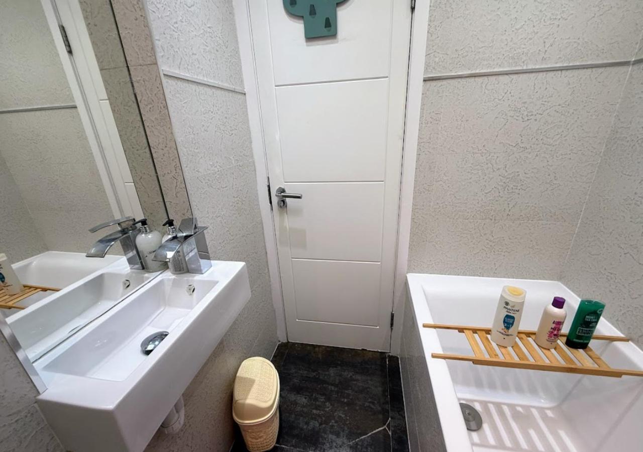 Bayswater Large One Bedroom Studio, Late Check-in Londres
