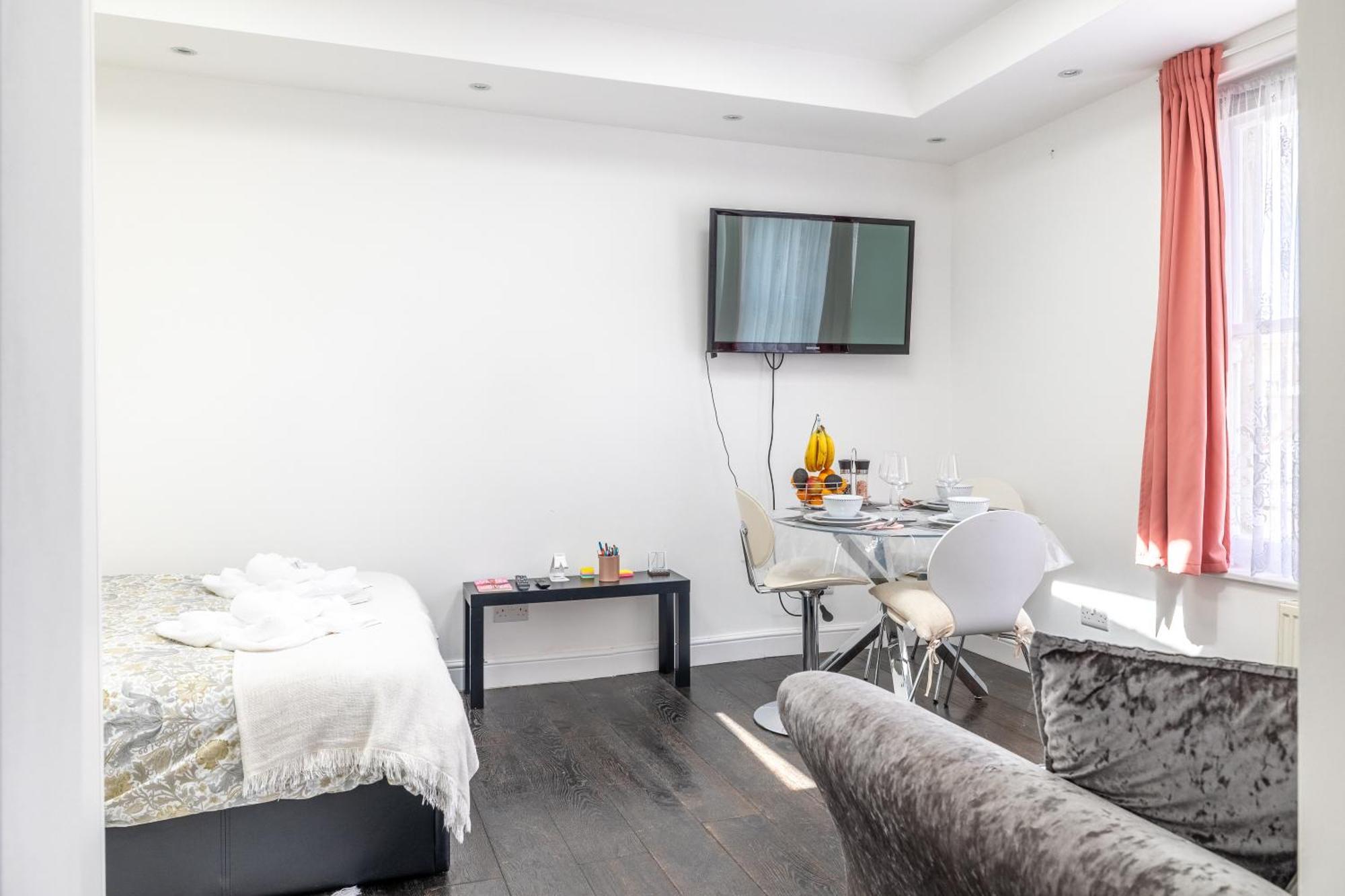 Bayswater Large One Bedroom Studio, Late Check-in